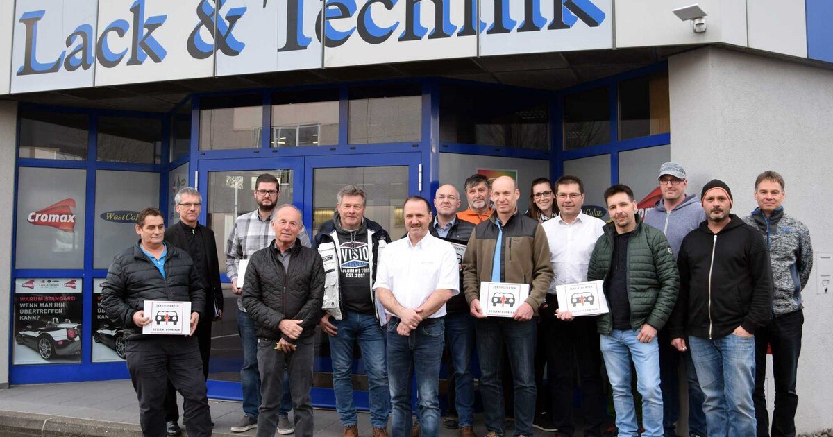 Dellenteam-Mitglieder machen sich ﬁt für Reparaturen an E-Autos