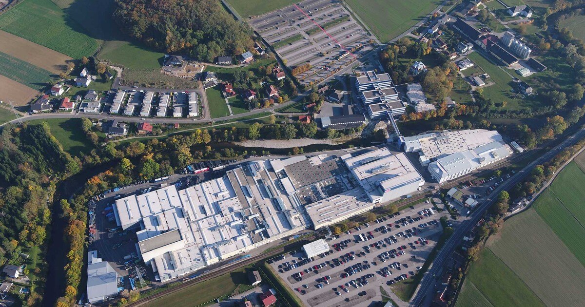 ZKW erweitert Logistikzentrum