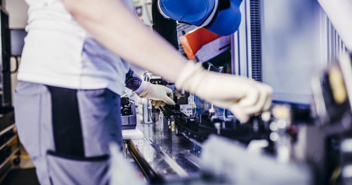 Teamwork à la ZKW: Mensch und Roboter arbeiten Hand in Hand