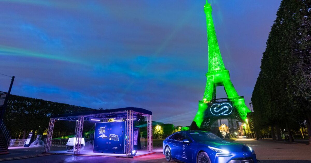 Toyota färbt den Eiffelturm grün ein