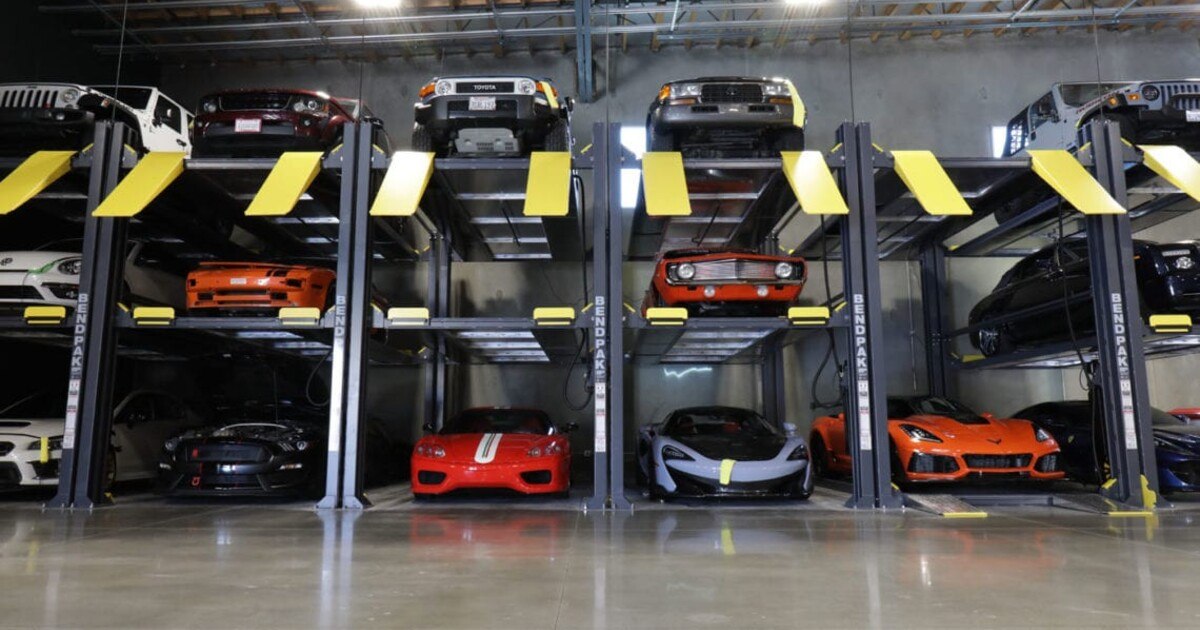 Drei Autos auf einem Parkplatz