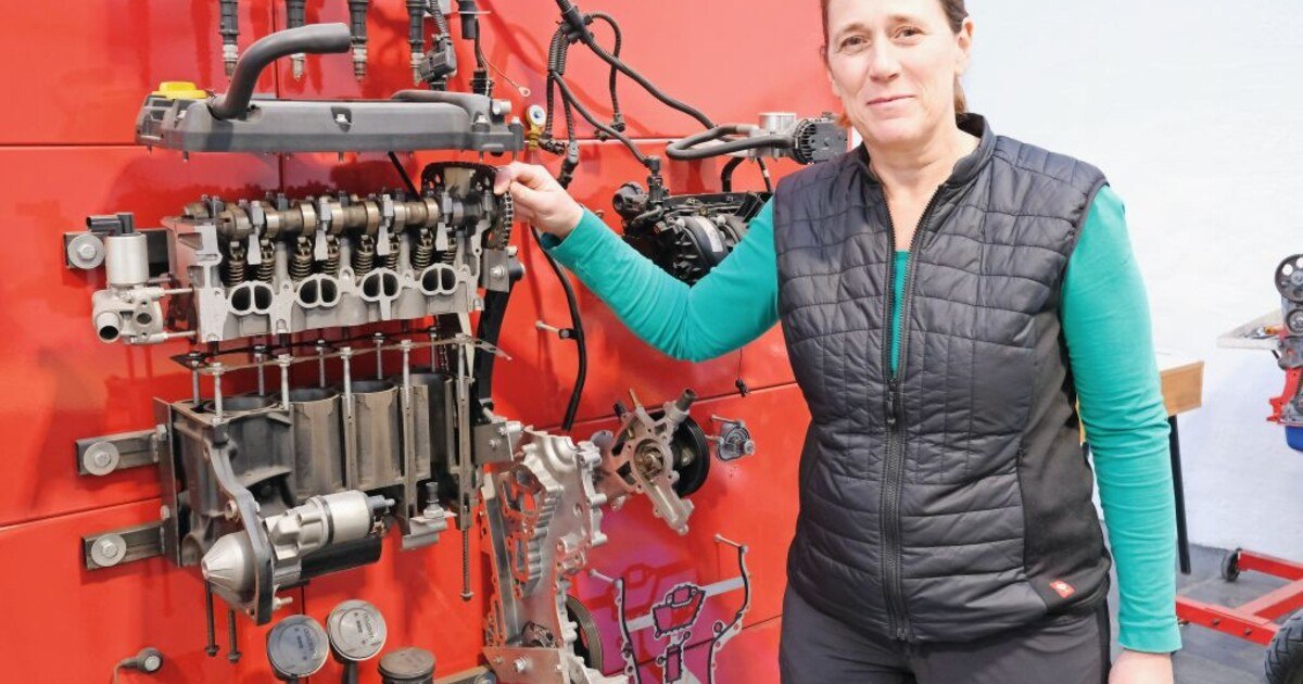 Eine Frau steht ihren Mann