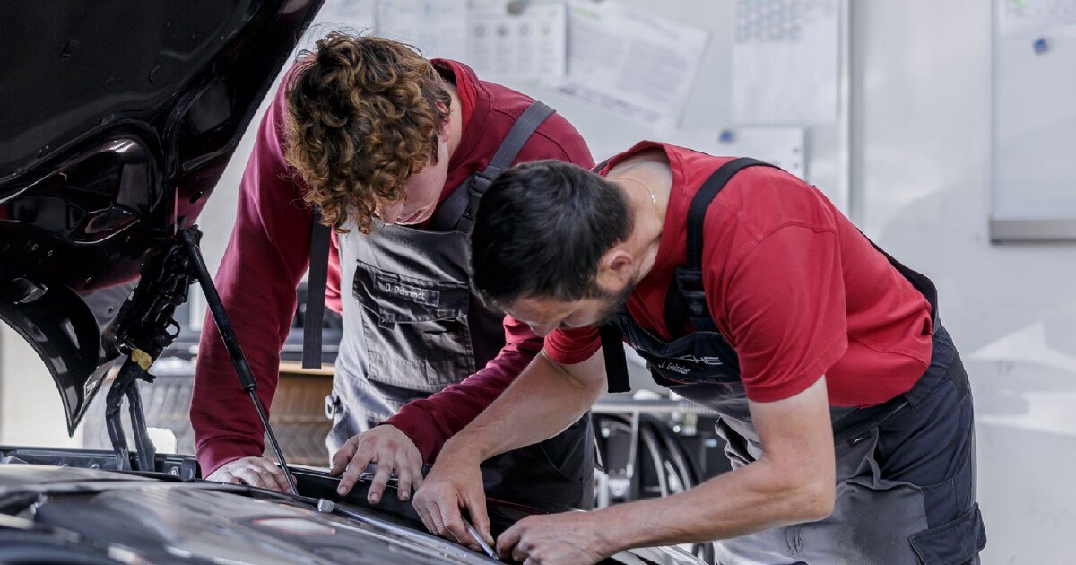 CI-Kleidung in der Werkstatt